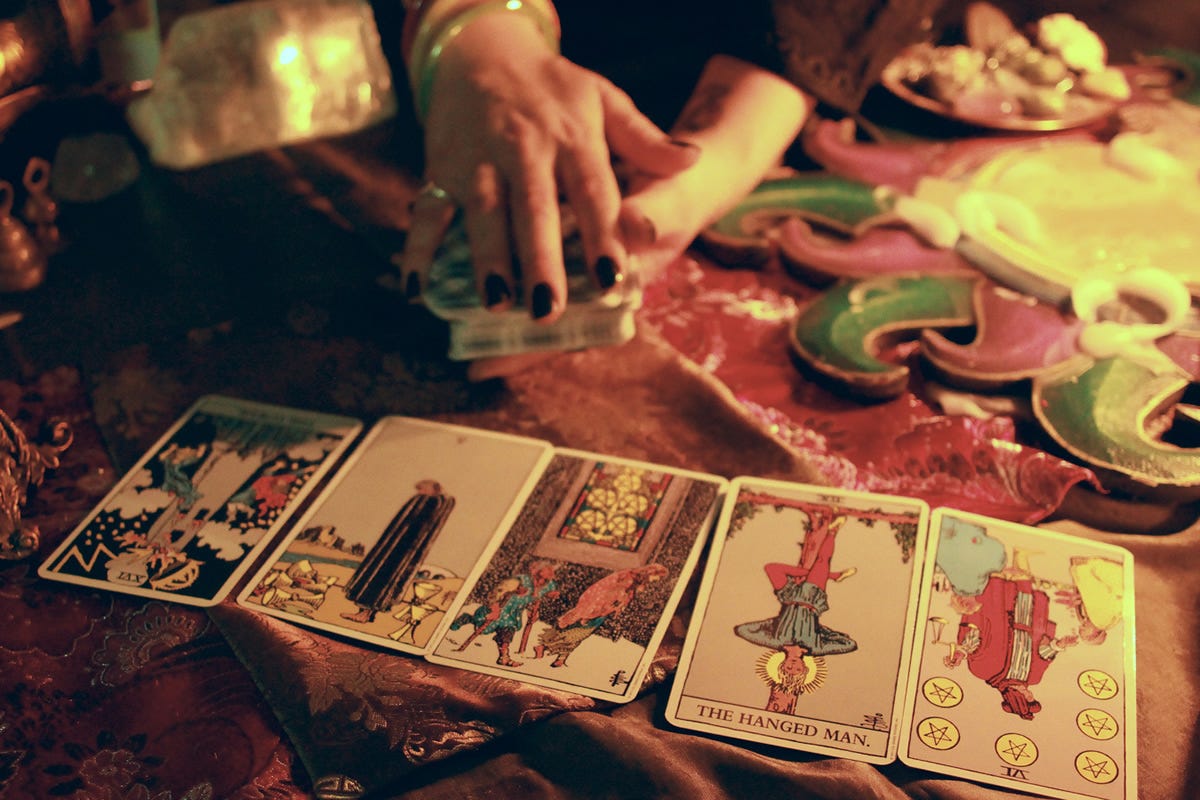 How Many Cards in a Tarot Reading: Unveiling the Mysteries