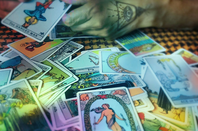 How Many Cards in a Tarot Reading: Unveiling the Mysteries